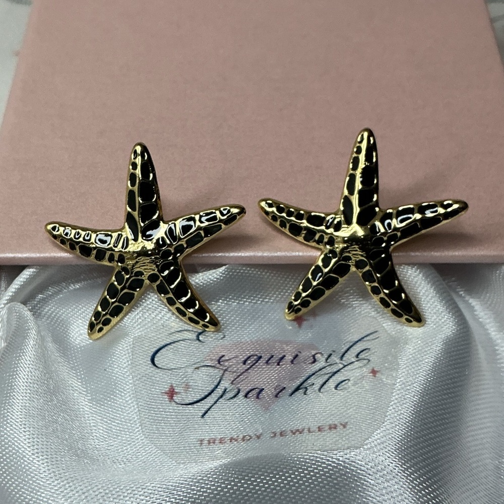 🖤Gold Starfish Earrings with Black 
Enamel Detailing